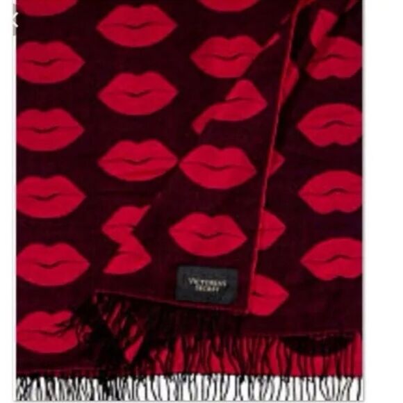 Victoria’s Secret Reversible Red Kiss Lip Print Cozy Trow Blanket - Picture 2 of 6